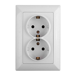 Розетка Intro Solo 4-208-01 2X2P+E Schuko двойная  со шторками белая