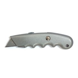 Нож с выдвижным трапециевидным лезвием Startul Master ST0935