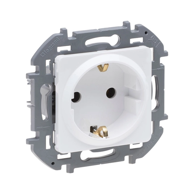 Розетка Legrand Inspiria 673730 2P+Е со шторками белая Розетка Legrand Inspiria 673730 2P+Е со шторками белая
