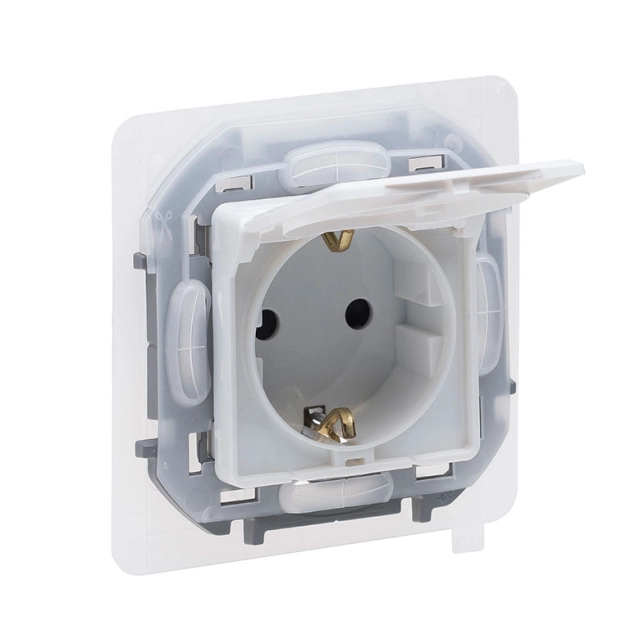 Розетка Legrand Inspiria 673740 2P+Е с крышкой со шторками IP44 белая Розетка Legrand Inspiria 673740 2P+Е с крышкой со шторками IP44 белая