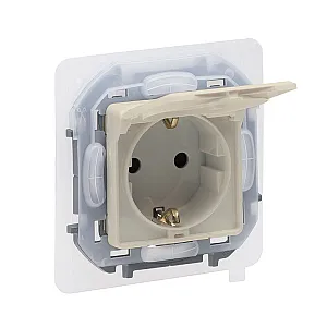 Розетка Legrand Inspiria 673741 2P+Е с крышкой со шторками IP44 слоновая кость