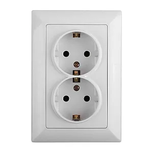 Розетка Intro Solo 4-208-01 Б0053697 2*2P+E Schuko 2 места со шторками белая